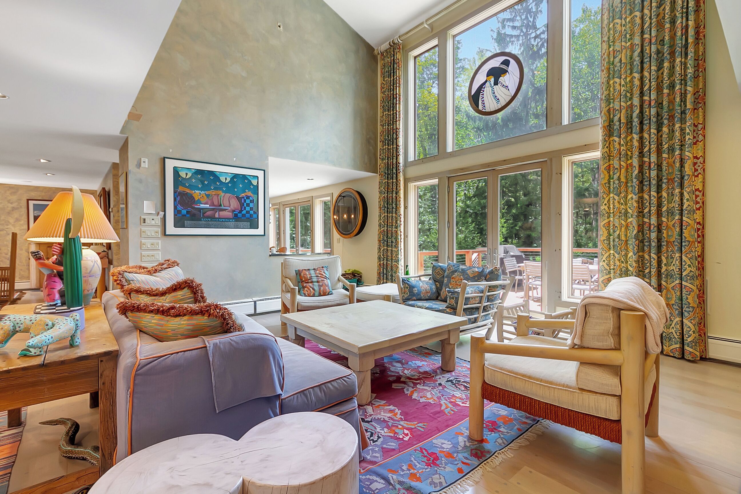 TV connectée, cheminée, baby-foot, livres