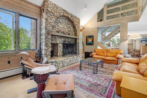 Una Smart TV, una chimenea, un futbolín, libros