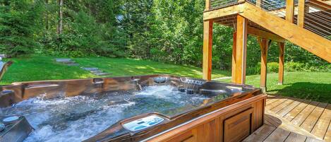Outdoor spa tub