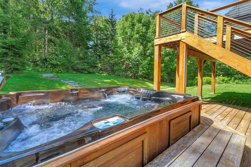 Stratton; Ski on/off, hot tub, King beds, 2 FPs, Office, Foosball