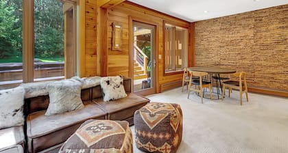 Stratton; Ski on/off, hot tub, King beds, 2 FPs, Office, Foosball