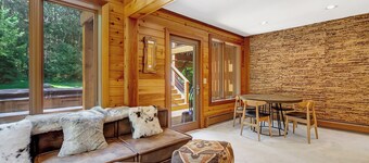 Stratton; Ski on/off, hot tub, King beds, 2 FPs, Office, Foosball