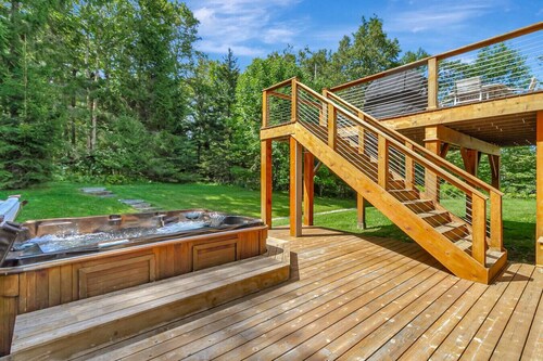 Stratton; Ski on/off, hot tub, King beds, 2 FPs, Office, Foosball