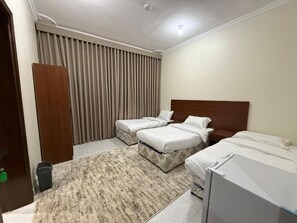 Dreibettzimmer, Stadtblick | Schreibtisch, kostenloses WLAN