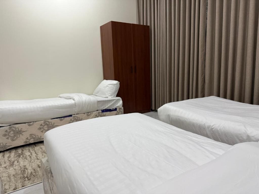 Habitación cuádruple Deluxe, vistas a la ciudad | Escritorio y wifi gratis