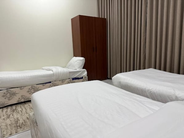 Deluxe-Vierbettzimmer, Stadtblick | Schreibtisch, kostenloses WLAN