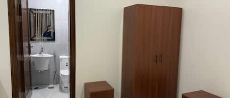 Habitación cuádruple, vistas a la ciudad | Escritorio y wifi gratis