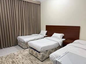 Dreibettzimmer, Stadtblick | Schreibtisch, kostenloses WLAN