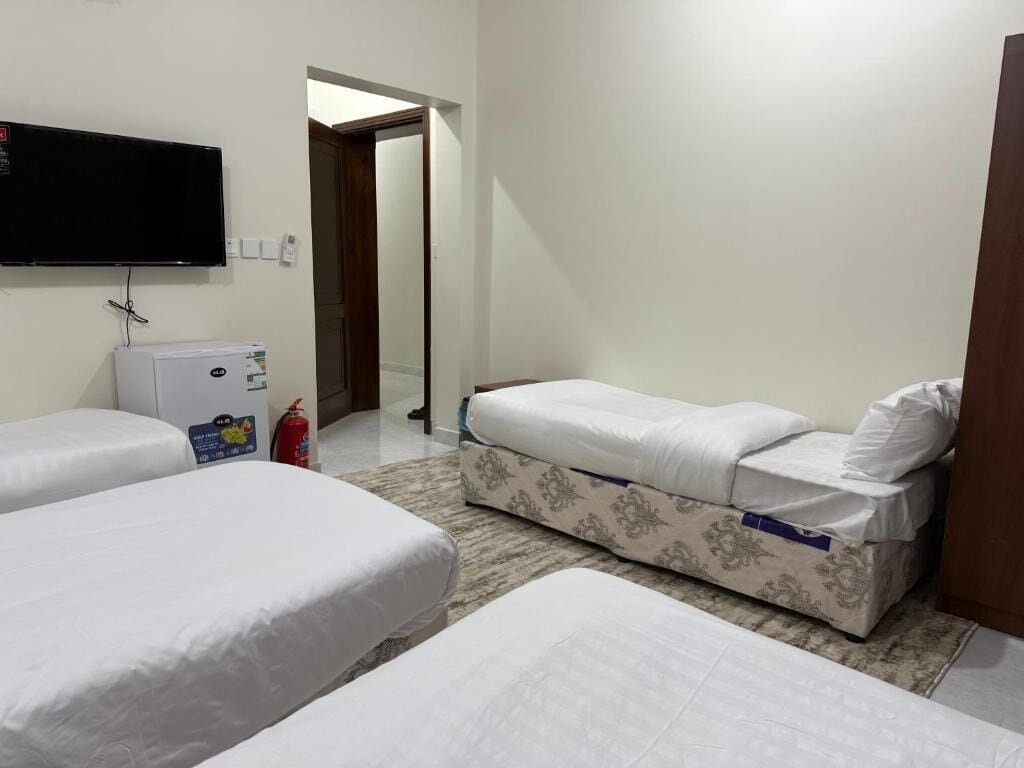 Neljän hengen deluxe-huone, kaupunkinäköala | Työpöytä, ilmainen Wi-Fi