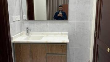 Quadrupla Deluxe, vista città | Cucina privata | Mini-frigorifero