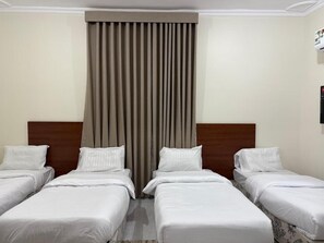 Habitación cuádruple, vistas a la ciudad | Escritorio y wifi gratis