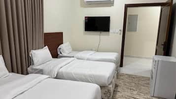 Habitación cuádruple, vista a la ciudad | Escritorio y wifi gratis