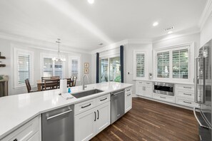 冷蔵庫、電子レンジ、オーブン、コンロ