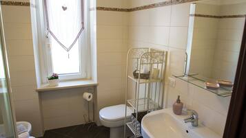 Asciugacapelli, asciugamani, sapone, carta igienica