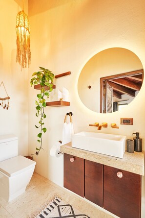 Een haardroger, handdoeken, zeep, shampoo