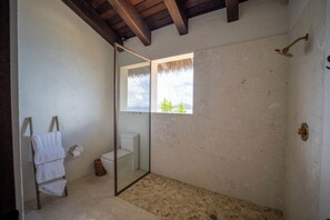 Haartrockner, Handtücher, Seife, Shampoo