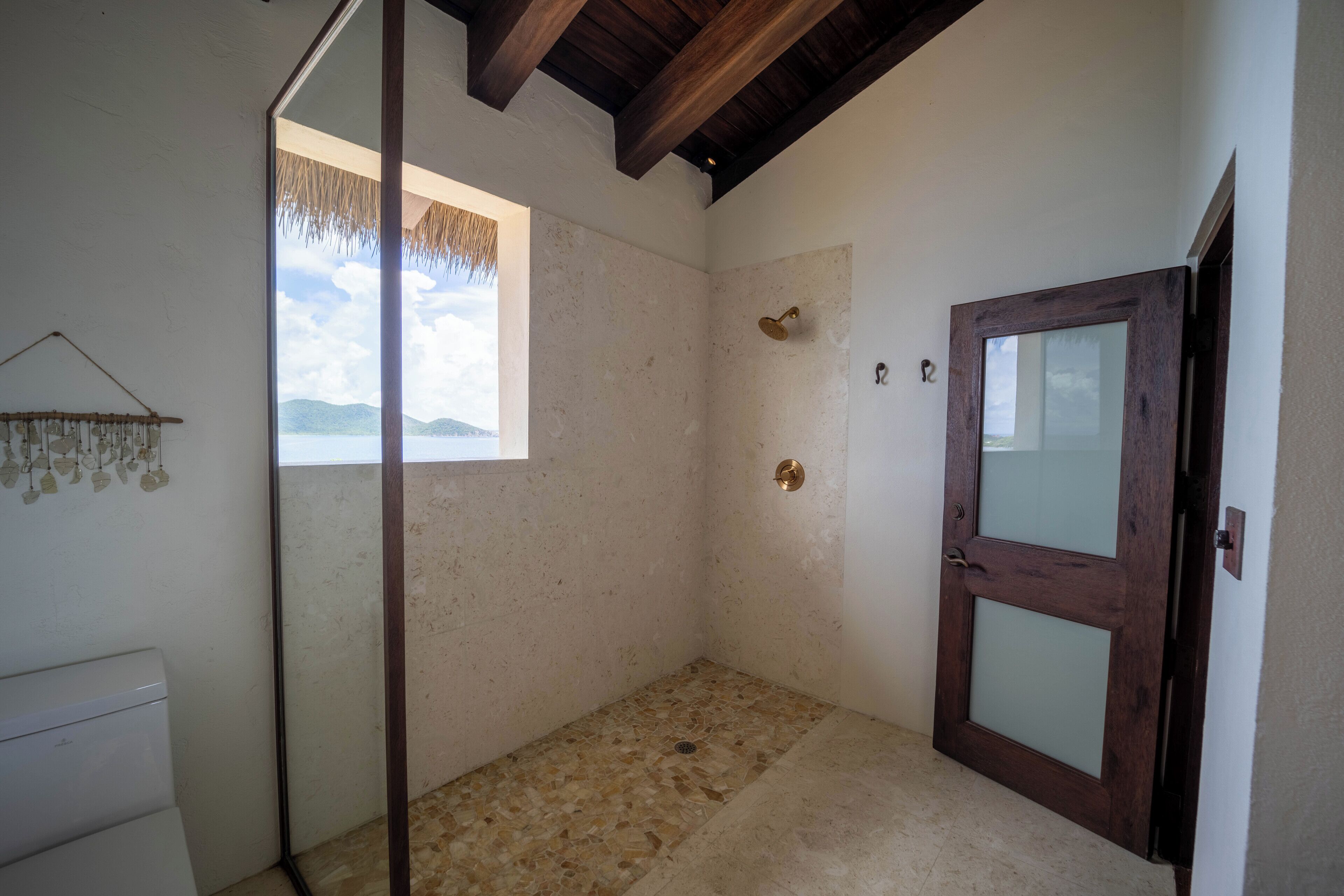 吹风机、毛巾、肥皂、洗发水