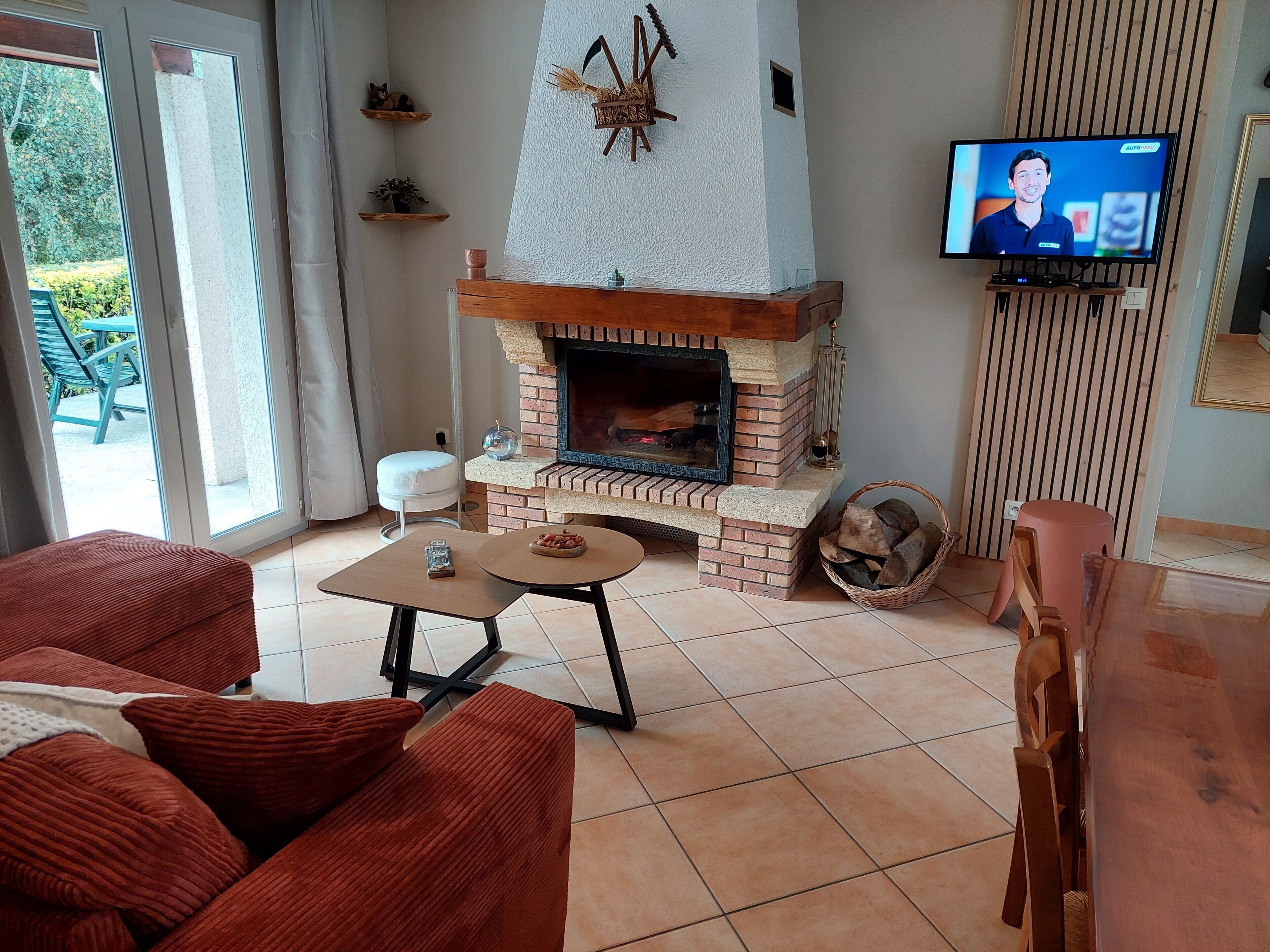 Een televisie, een open haard en boeken