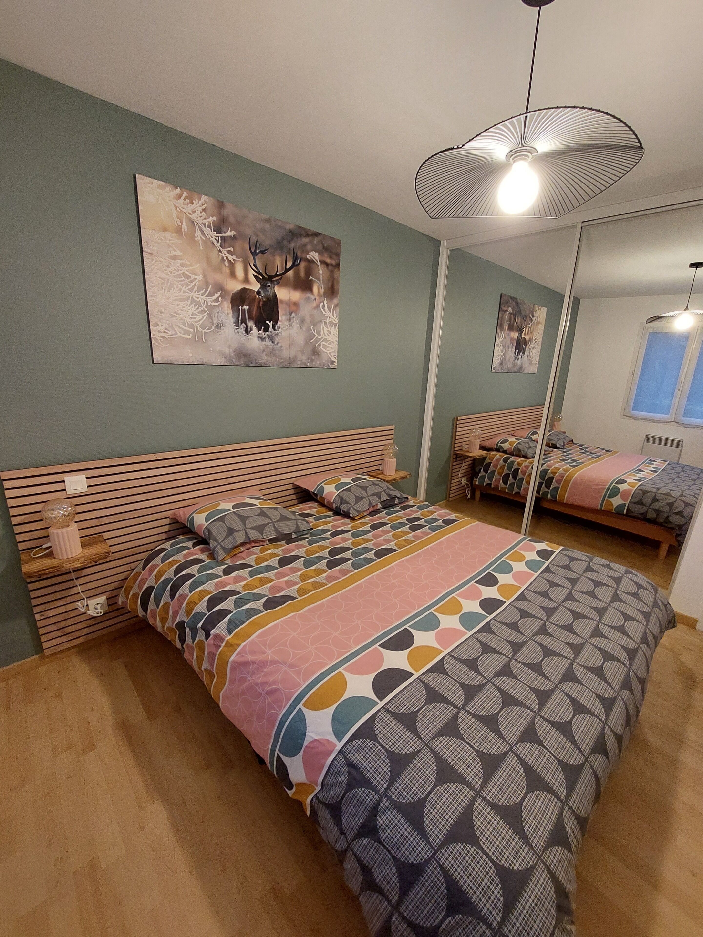 1 dormitorio, tabla de planchar con plancha, cuna de viaje