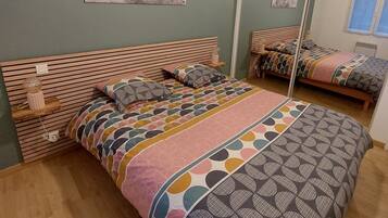 1 dormitorio, tabla de planchar con plancha, cuna de viaje