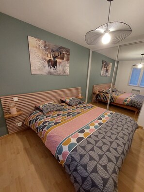 1 dormitorio, tabla de planchar con plancha, cuna de viaje