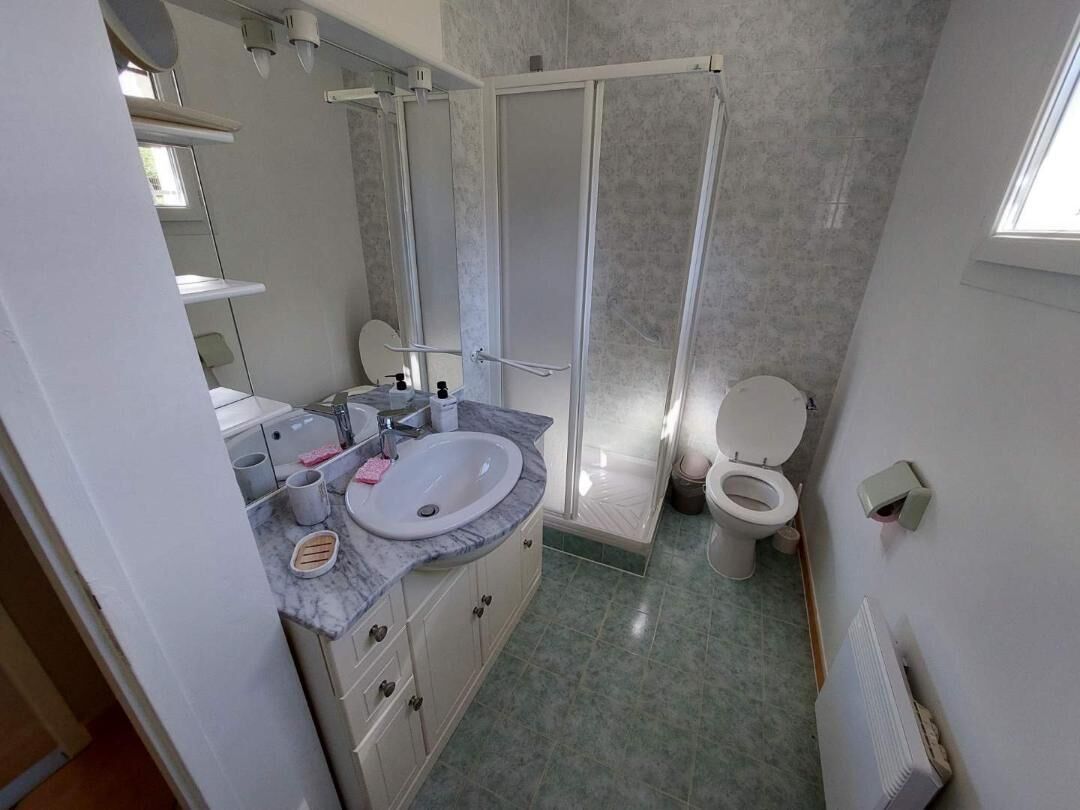 Ducha, secador de pelo, toallas y papel higiénico