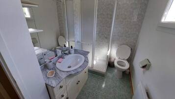 Ducha, secador de pelo, toallas y papel higiénico