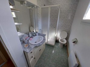 Ducha, secador de pelo, toallas y papel higiénico