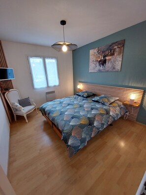 1 slaapkamer, een strijkplank/strijkijzer, reisbedje, beddengoed