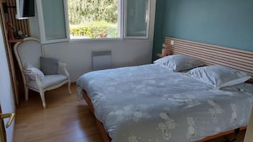 1 slaapkamer, een strijkplank/strijkijzer, reisbedje, beddengoed