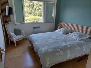 1 bedroom, iron/ironing board, travel cot, bed sheets