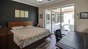 5 bedrooms, desk, WiFi
