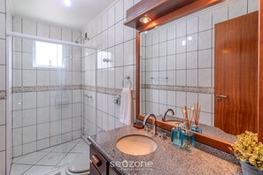 Basic Apartment | Bathroom - 3BR Seafront apt w/ BBQ in Itapema Con0101 (Itapema)