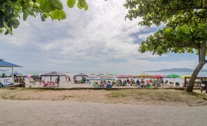 Beach - 3BR Seafront apt w/ BBQ in Itapema Con0101 (Itapema)