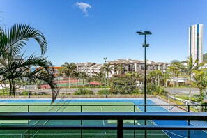 A tennis court with a net, surrounded by a fence and palm trees. - Great Apto 600m From Praia Brava in Floripa Coi203 (Florianópolis)