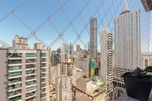 Un edificio alto con varios balcones y una vista despejada del paisaje urbano.
