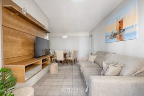 Appartement de base | Aire de séjour | Téléviseur