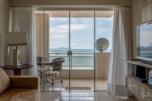 基础公寓 | 起居区 | 电视