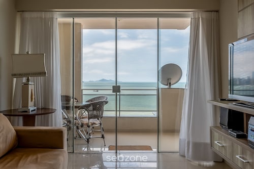 Cozy 3BR apt W/balcony sea View Cet1702
