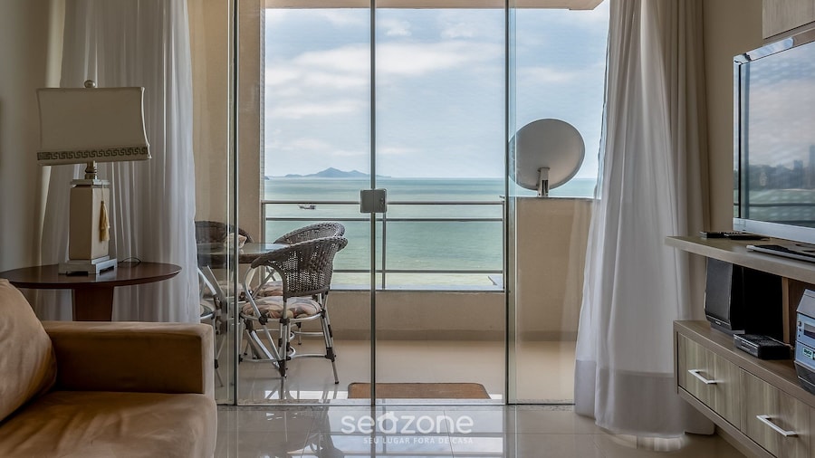 Cozy 3BR apt W/balcony sea View Cet1702