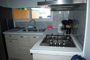 Kühlschrank, Mikrowelle, Ofen, Herdplatte