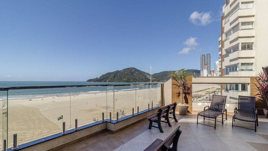 Sea View Apt w/ BBQ on BC Coast Cet1604