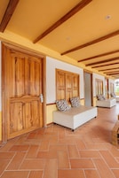 Laptophoz jól használható munkafelület és ingyenes wifi