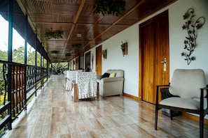 Quadruple Room | Living area