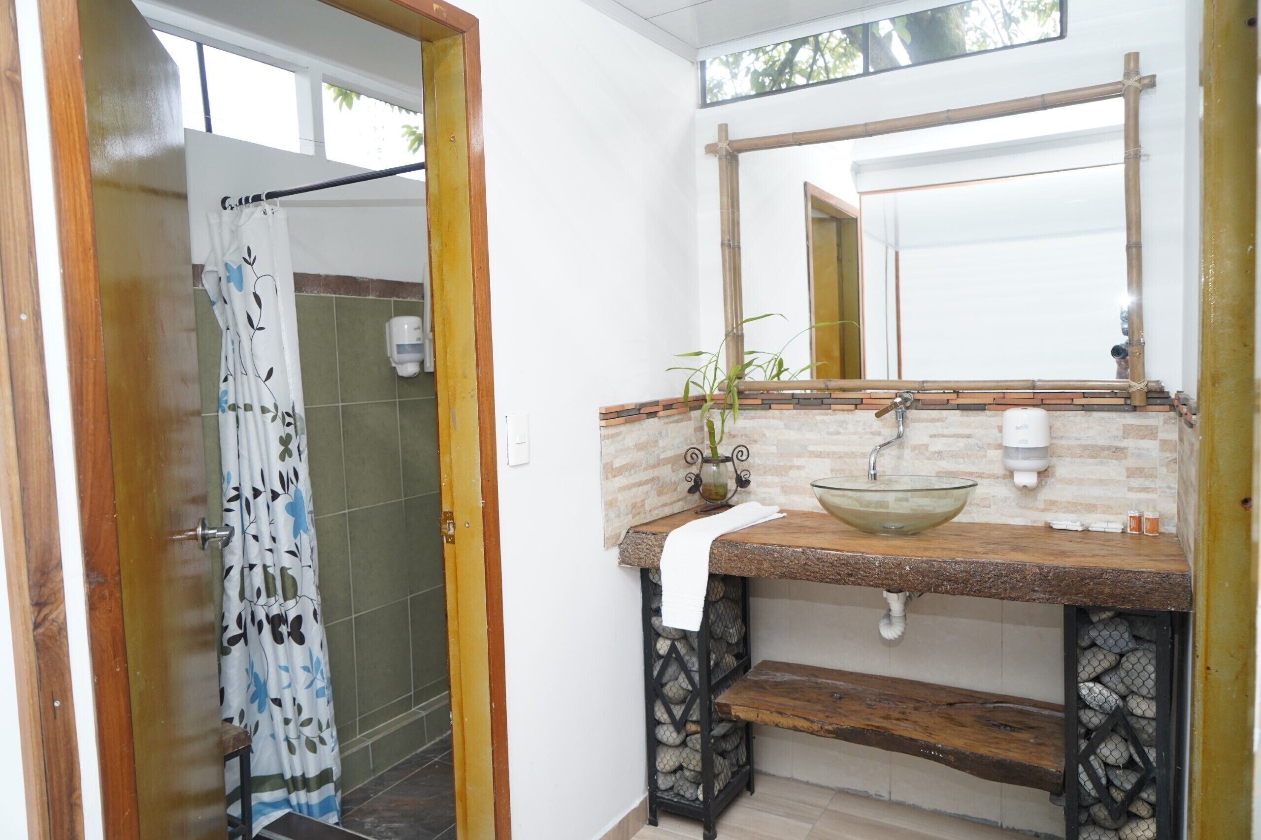 Familiekamer | Badkamer | Een douche, gratis toiletartikelen, handdoeken, zeep
