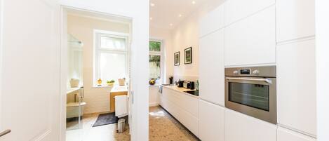 Fridge, oven, stovetop, dishwasher