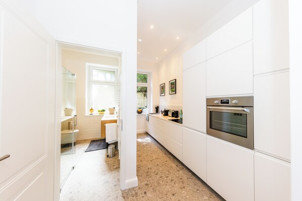 Fridge, oven, stovetop, dishwasher