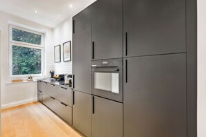 Fridge, oven, stovetop, dishwasher