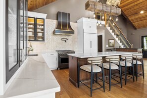 冷蔵庫、電子レンジ、オーブン、コンロ