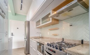 A modern kitchen with stainless steel appliances, a gas stove, and a built-in oven. - Apt w/ Gourmet Balcony 800m From the Beach Cbe0201 (Florianópolis)